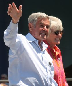 Al Unser Sr. with his second wife, Karen Sue Unser, in 2015 at the 500 Festival in Indianapolis. | Photo by <a href="https://commons.wikimedia.org/wiki/User:SarahStierch" target="_blank" rel="noopener">Sarah Stierch</a>, via Wikimedia Commons <a href="https://creativecommons.org/licenses/by/4.0" target="_blank" rel="noopener">CC BY 4.0</a>
